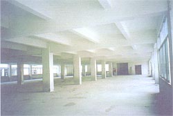 広々とした工場内
